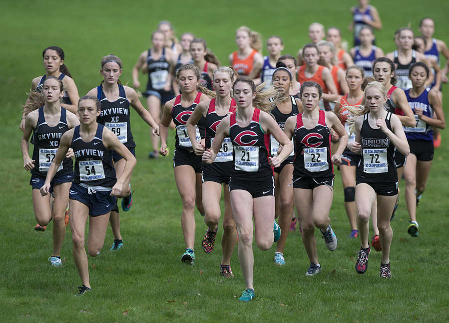 Camas&#039; Emma Jenkins (21) leads a pack of runners at the start of the race on her way to taking first place at the 4A district meet.