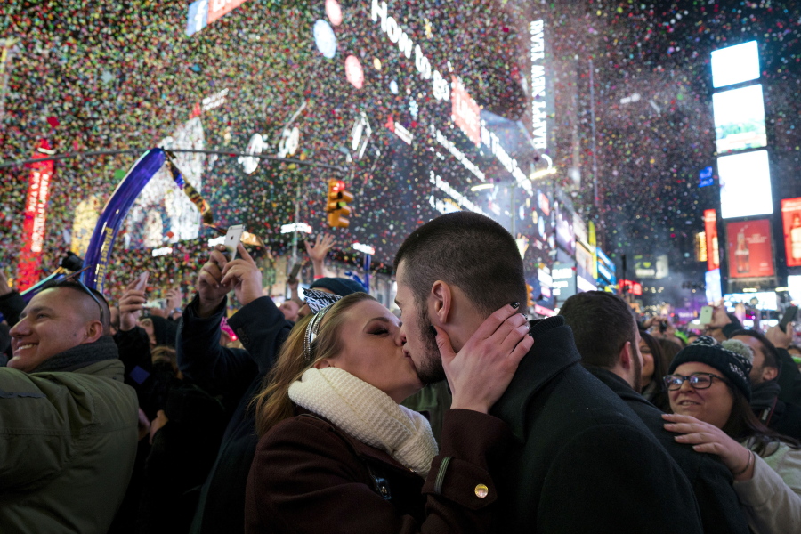 Kaitlin Olivi of Yonkers, N.Y., and Lucas Pereira of Sayreville, N.J., kiss as confetti falls in New York&#039;s Times Square.