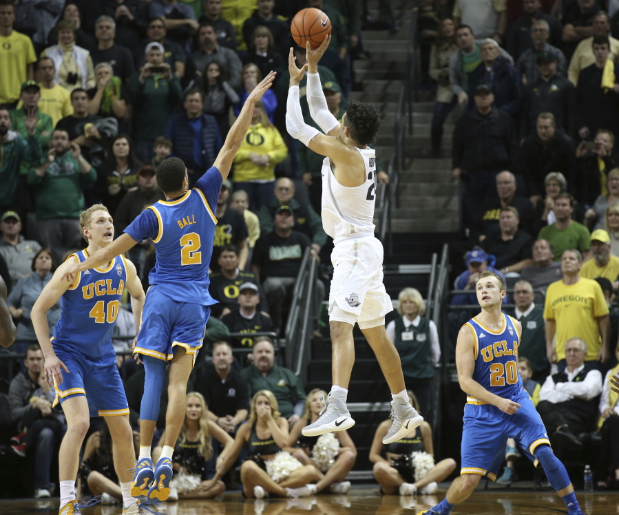 Oregon&#039;s Dillon Brooks, center right, shoots over UCLA&#039;s Thomas Welsh, left, Lonzo Ball and Bryce Alford, right, for the winning score .