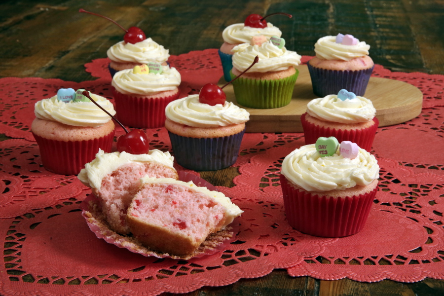 Valentine&#039;s cupcakes (AP Photo/Richard Drew)