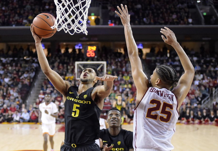 Oregon guard Tyler Dorsey, left, shoots as Southern California forward Bennie Boatwright defends during the second half of an NCAA college basketball game, Saturday, Feb. 11, 2017, in Los Angeles. Oregon won 81-70. (AP Photo/Mark J.