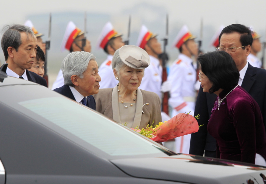 Japan&#039;s Emperor Akihito, second from left, and Empress Michiko speak Tuesday to Vietnamese Vice President Dang Thi Ngoc Thinh, right, at Noi Bai airport in Hanoi, Vietnam.