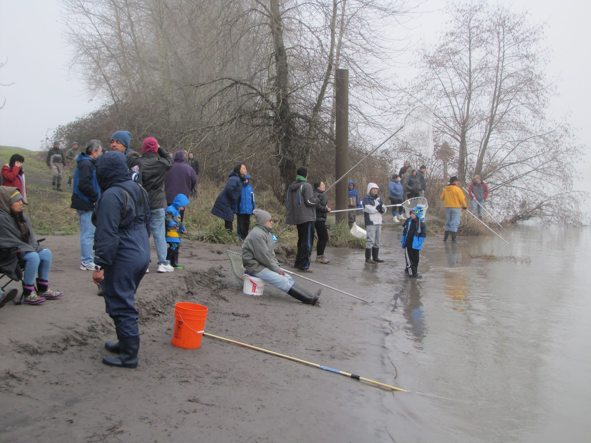 Smelt dipping was popular, but not productive, Saturday in the lower Cowlitz River. Most dippers went home without a fish.