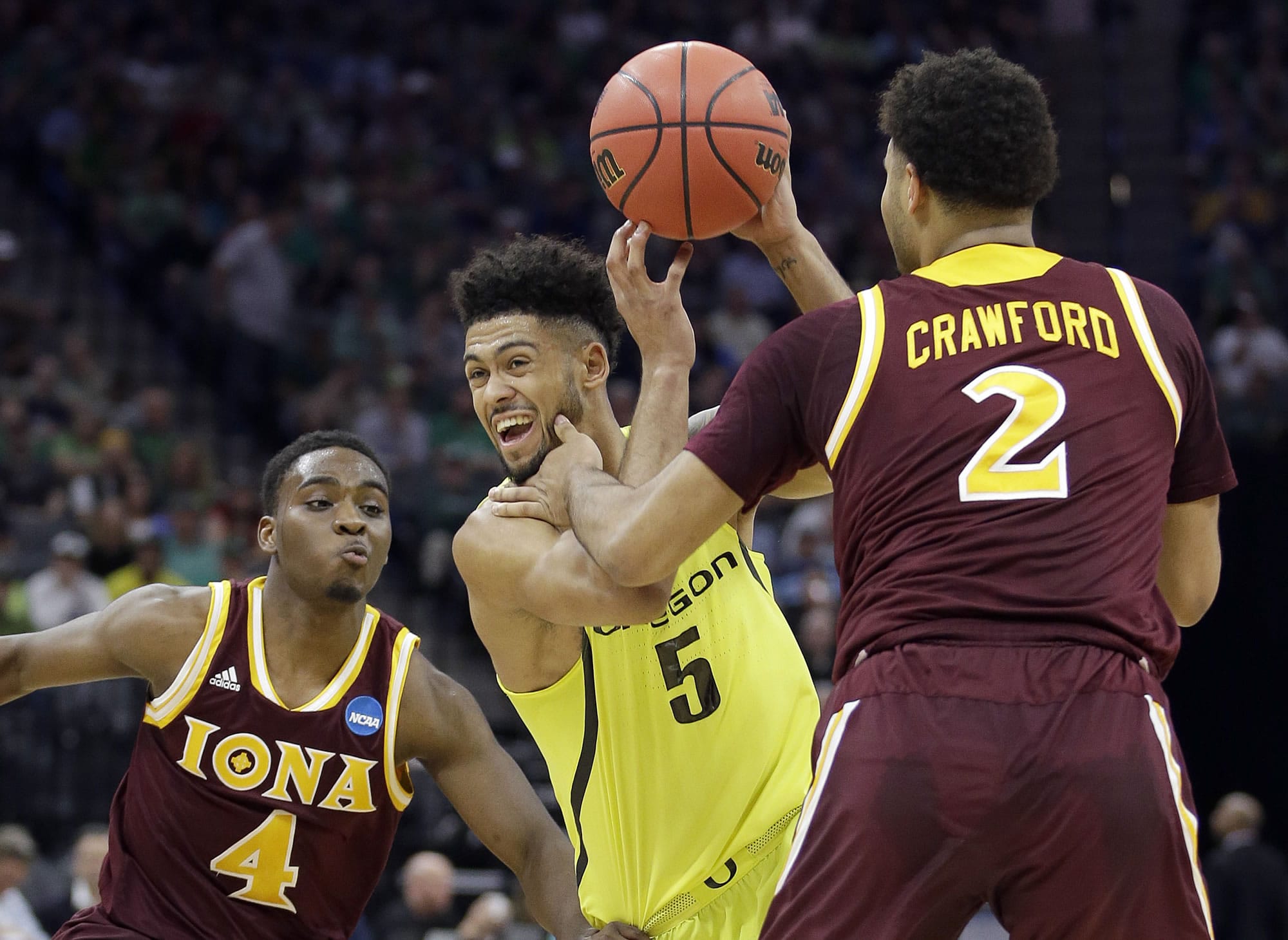 Oregon's Tyler Dorsey, center, drives between Iona's Schadrac Casimir, left, and E.J. Crawford, during the first half of a first-round game in the men's NCAA college basketball tournament Sacramento, Calif. Friday, March 17, 2017.
