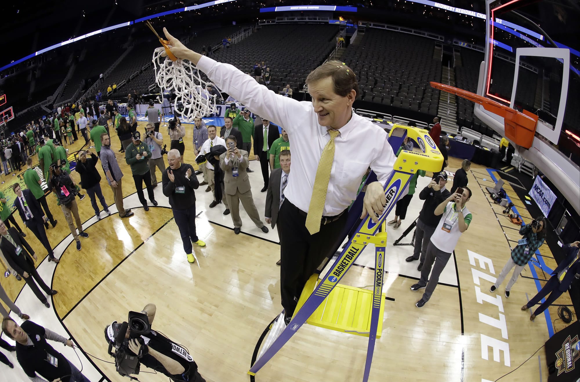 Oregon coach Dana Altman cuts down the net after the team's Midwest Regional final against Kansas in the NCAA men's college basketball tournament, Saturday, March 25, 2017, in Kansas City, Mo. Oregon won 74-60.