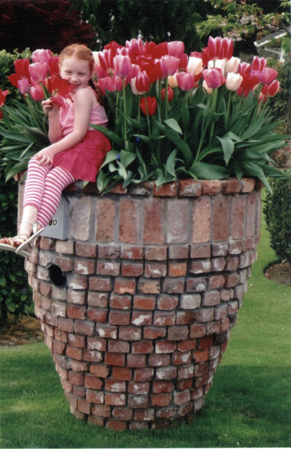 Ridgefield: Shelagh and Peter Kaseburg&#039;s 5-foot-tall planter and mailbox can hold 200 tulips, and one Ava Greer, 5, who lives near the Kaseburg&#039;s.