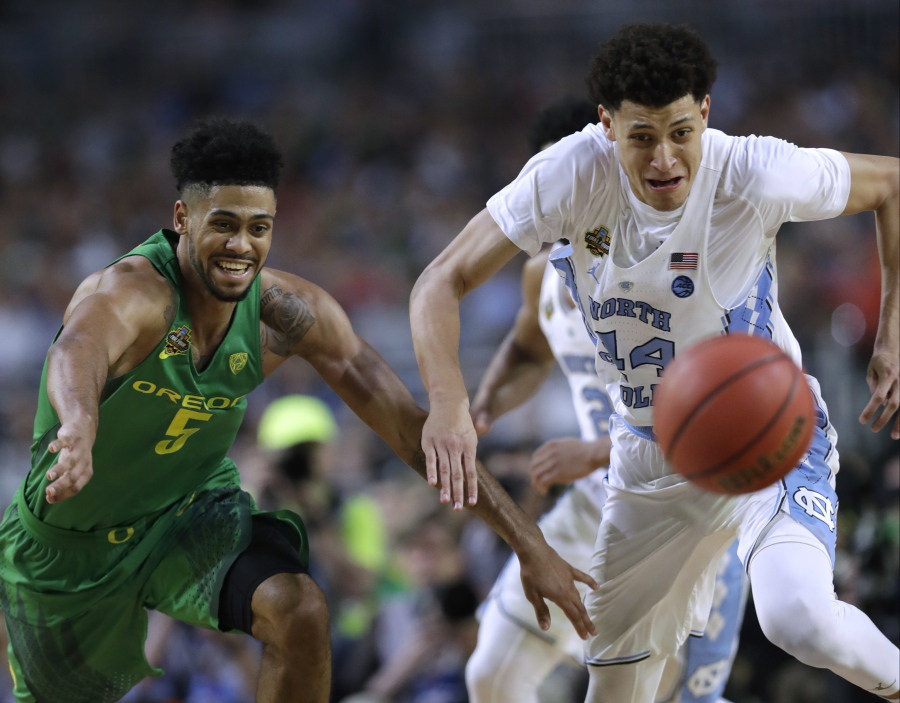 Oregon guard Tyler Dorsey, left, fights for a loose ball with North Carolina forward Justin Jackson during the second half in the semifinals of the Final Four NCAA college basketball tournament, Saturday, April 1, 2017, in Glendale, Ariz. (AP Photo/David J.
