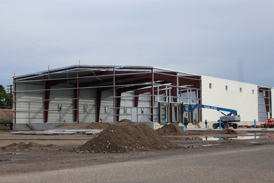 Work continues on the construction of a new facility for product finishing and shipping of onions for the new Baker & Murakami Produce Co. in Ontario, Ore.