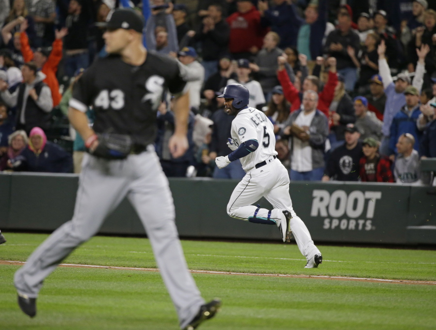 Chicago White Sox closing pitcher Dan Jennings (43) looks elsewhere as Seattle Mariners' Guillermo Heredia, right, runs to first base on a walk-off single to score Jarrod Dyson and give the Mariners a 5-4 win in a baseball game, Thursday, May 18, 2017, in Seattle. (AP Photo/Ted S.