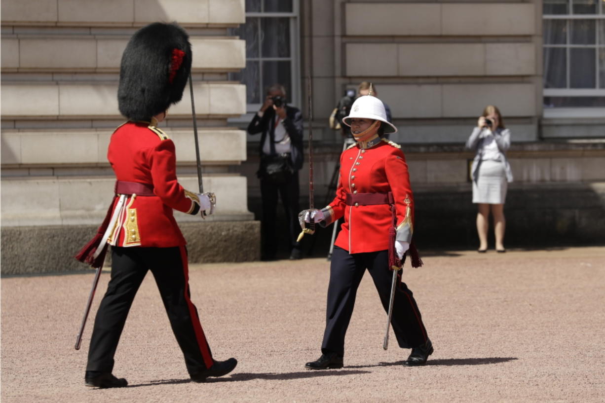 First Woman Leads Uk Changing Of The Guard Ceremony - queens guard uniform history