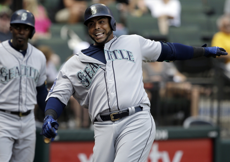Seattle Mariners’ Nelson Cruz celebrates after hitting a solo home run during the 10th inning of a baseball game against the Chicago White Sox, Sunday, July 16, 2017, in Chicago. (AP Photo/Nam Y.