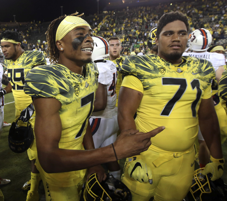 Oregon wide receiver Darren Carrington, left, dismissed from the Ducks two weeks ago soon after he was arrested on a misdemeanor charge of driving under the influence, has signed with Utah.