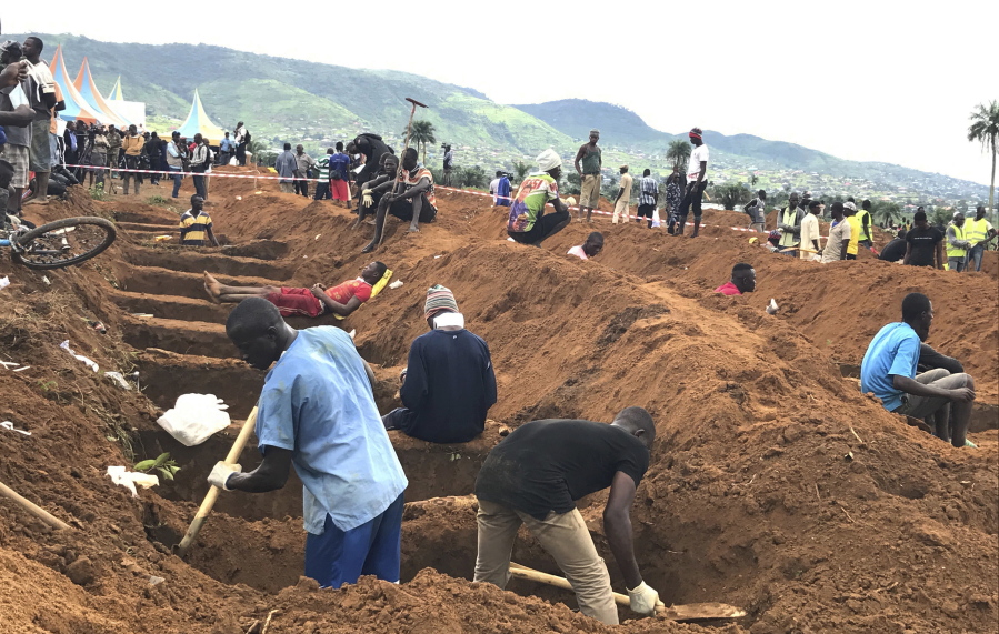 Volunteers prepare graves during a mass funeral for victims of heavy flooding and mudslides in Regent at a cemetery in Freetown, Sierra Leone. More than 1,000 people have died from the mudslide and flood that hit Sierra Leone’s capital nearly two weeks ago, Sunday Aug. 27, 2017, according to a local leader and a minister during services honoring the disaster’s victims.
