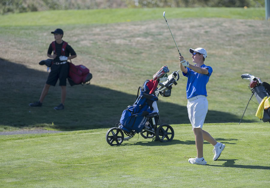 Camas’ Owen Huntington, left, looks on as Mountain View’s Graham Moody hits toward the 10th hole during the Jeff Hudson Invitational High School Golf Tournament at Tri-Mountain Golf Course on Tuesday morning, Sept. 12, 2017.