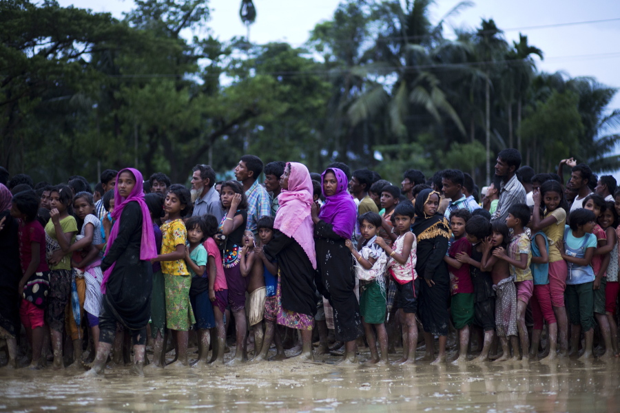 Rohingya Muslims, who crossed over recently from Myanmar into Bangladesh, stand in a queue to receive food being distributed near Balukhali refugee camp in Cox’s Bazar, Bangladesh, on Tuesday. More than 500,000 Rohingya Muslims have fled to neighboring Bangladesh in the past year, most of them in the last three weeks, after security forces and allied mobs retaliated to a series of attacks by Muslim militants last month by burning down thousands of Rohingya homes in the predominantly Buddhist nation.