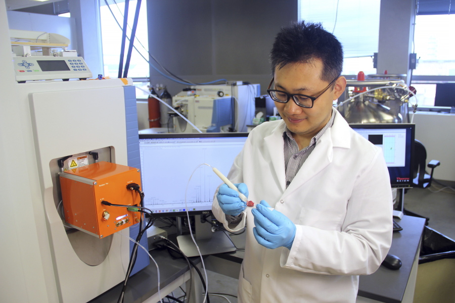 Scientist Jialing Zhang demonstrates using the MasSpec Pen to analyze a human tissue sample. Scientists are developing a highly experimental penlike probe to help surgeons better tell when it’s safe to stop cutting or if stray tumor cells still lurk.