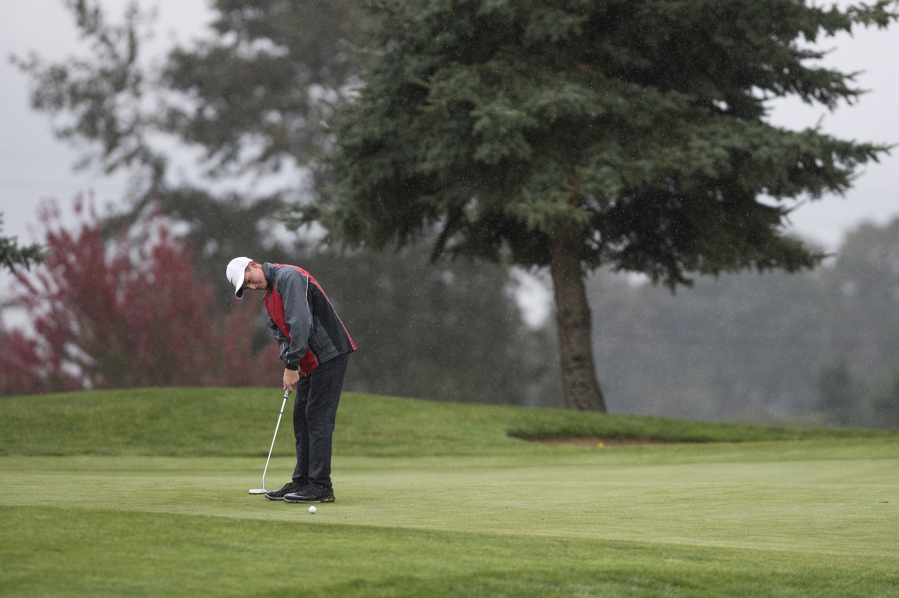 Mountain View’s Graham Moody putts the ball during the 3A district golf tournament at Tri-Mountain in Ridgefield Tuesday afternoon, Oct. 10, 2017.