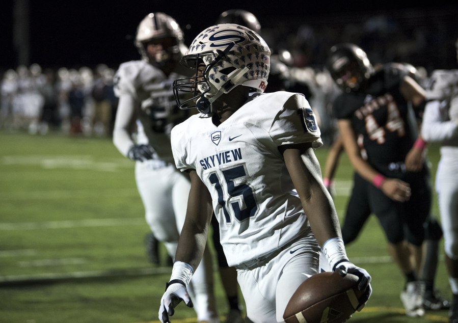 Skyview’s Jalynnee McGee (15) turns back to celebrate with his team after scoring a touchdown during Thursday win over at Battle Ground.
