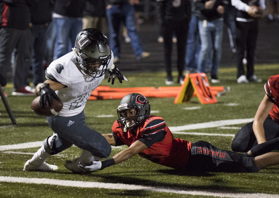 Union’s Joseph Siofele reaches across the goal line to score the game-winning touchdown late in the fourth quarter.