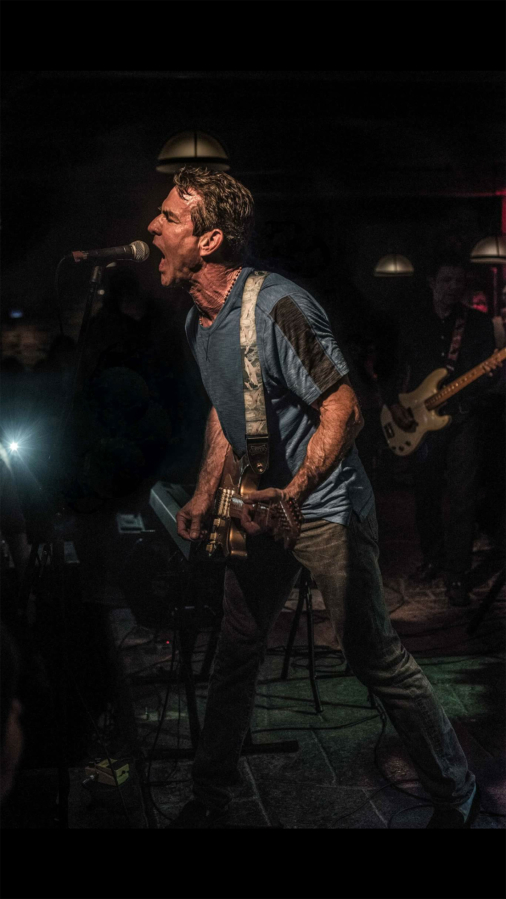 Dennis Quaid performs with his band, the Sharks.