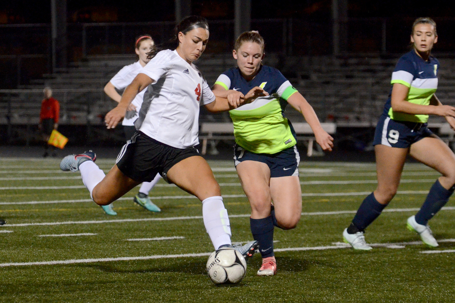 Camas’ Maddie Kemp winds up for a shot past Todd Beamer’s Abby Carmel. Kemp had four goals in the win.