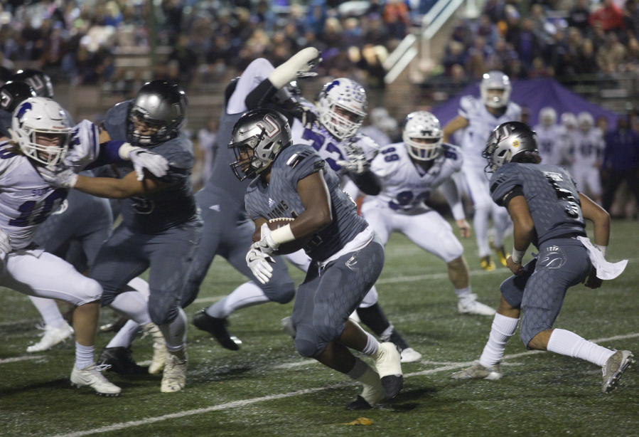 Union’s Elijah Jones (center) runs with the ball against Sumner in Friday’s Class 4A state playoff game.