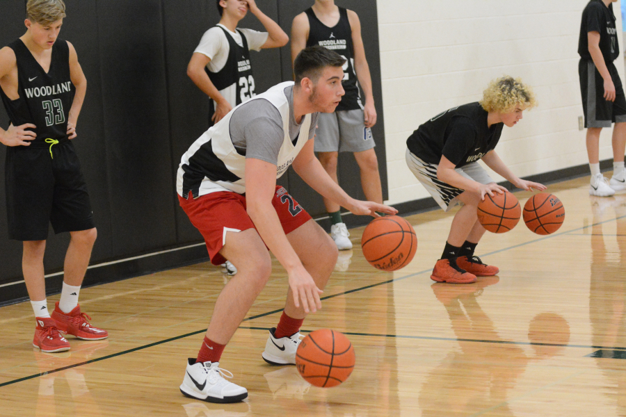 Micah Rice/The Columbian Palmer Dinehart does a dribbling drill in practice. The senior center is in the best shape on his life after joining the cross country team this fall.
