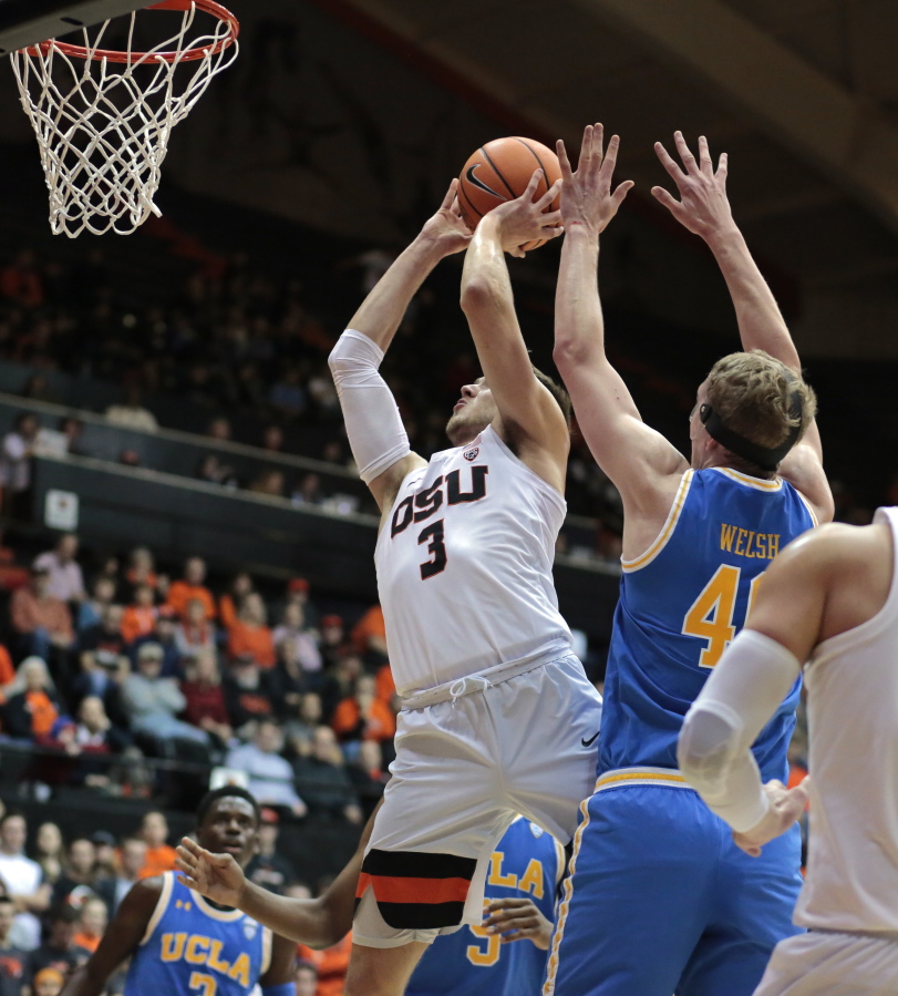 Oregon State's Tres Tinkle (3) drives past UCLA's Thomas Welsh (40) during the first half of an NCAA college basketball game in Corvallis, Ore., Thursday, Jan. 18, 2018. (AP Photo/Timothy J.
