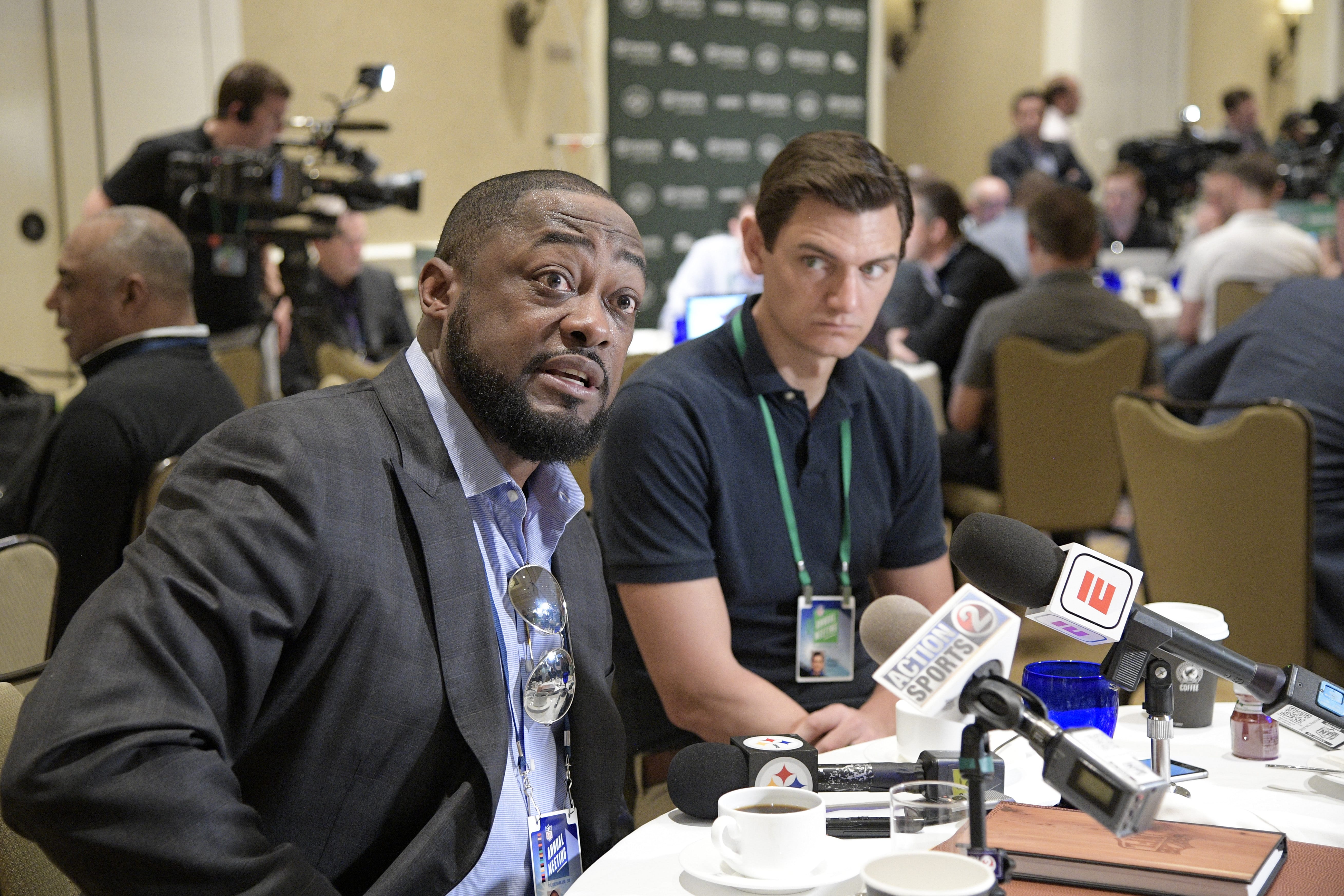 Pittsburgh Steelers head football coach Mike Tomlin, left, answers a question from a reporter at the coaches breakfast during the NFL owners meetings, Tuesday, March 27, 2018 in Orlando, Fla. (Phelan M.