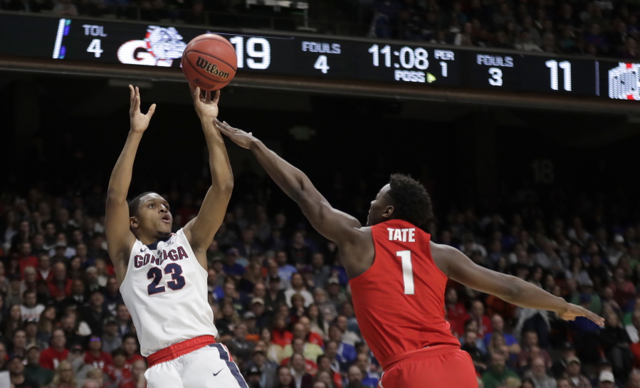 Gonzaga guard Zach Norvell Jr. (23) shoots as Ohio State forward Jae’Sean Tate (1) defends during the first half of a second-round game in the NCAA men’s college basketball tournament Saturday, March 17, 2018, in Boise, Idaho. (AP Photo/Ted S.