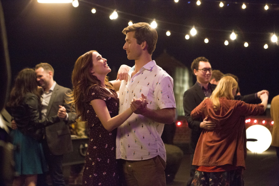 This image released by Netflix shows Zoey Deutch, left, and Glen Powell in a scene from “Set It Up,” premiering June 15 on Netflix.