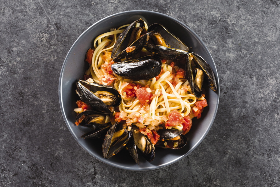 Linguine with mussels and fennel (Daniel J.