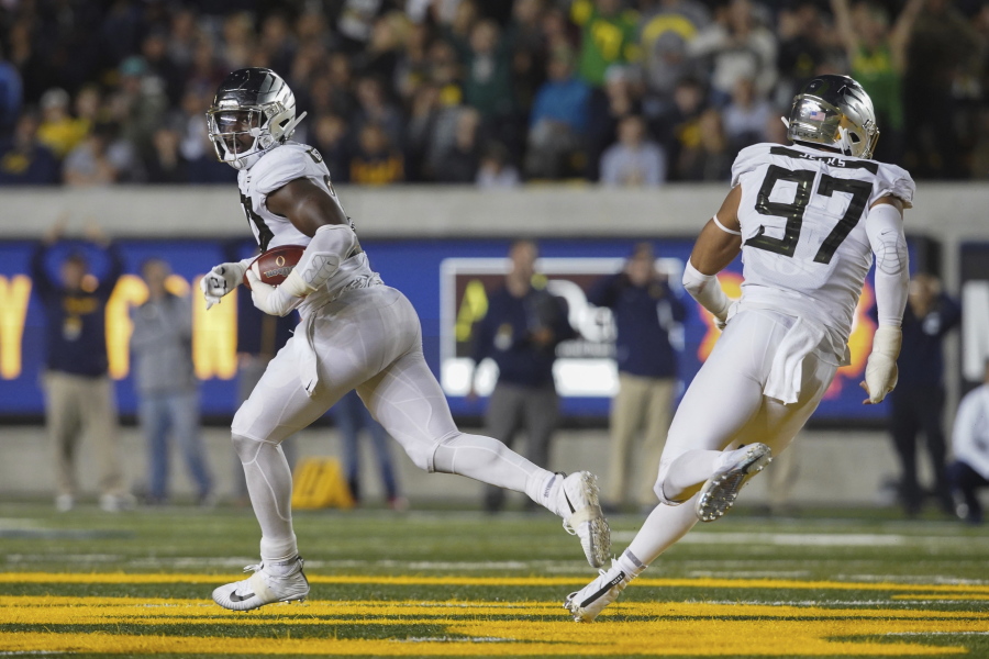 Oregon’s La’Mar Winston Jr. (32) runs for a touchdown against California during the first half of an NCAA college football game Saturday, Sept. 29, 2018, in Berkeley, Calif.