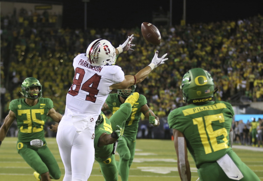 Stanford’s Colby Parkinson, center, pulls down a touchdown pass in overtime against Oregon during NCAA college football game Saturday Sept. 22, 2018, in Eugene, Ore.