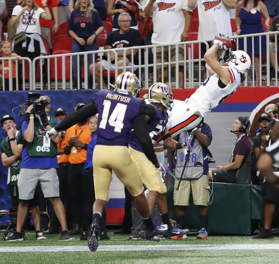 Auburn tight end Sal Cannella (80) makes a catch for a touchdown as Washington defensive backs Jordan Miller (23) and JoJo McIntosh (14) defend in the first half of an NCAA college football game Saturday, Sept. 1, 2018, in Atlanta.