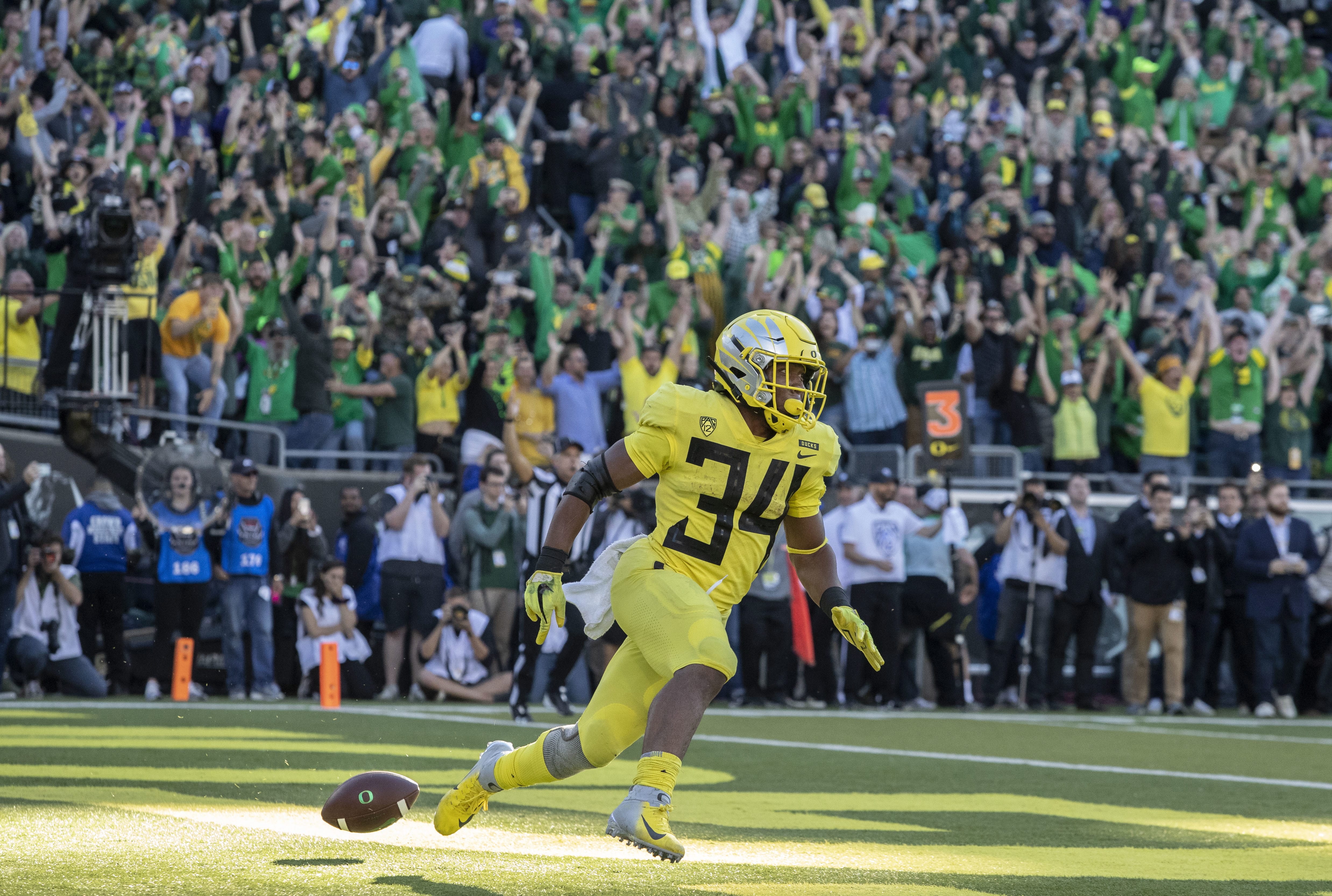 Oregon running back CJ Verdell (34), scores the winning touchdown in overtime to beat Washington 30-27 in an NCAA college football game in Eugene, Ore., Saturday, Oct. 13, 2018.