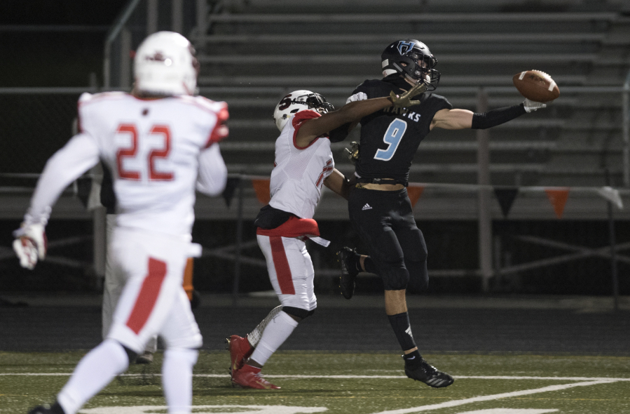 Hockinson's Peyton Brammer (9) secures a one-handed catch from a pass by Levi Crum (14) during the 2A state football quarterfinals against Steilacoom at Doc Harris Stadium in Camas on Friday, Nov. 16, 2018. Hockinson defeated Steilacoom 35-28.