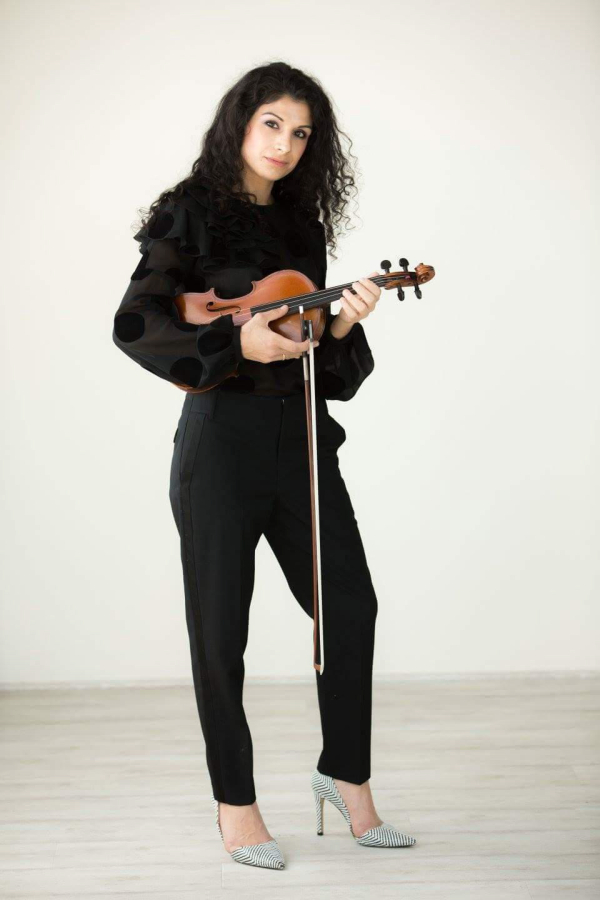 Violinist Raffaela Kalmar, a native of Iowa, holds degrees from the Cleveland Institute of Music. She has been a member of the Atlanta Opera Orchestra and the orchestra of the Atlanta Ballet. She is currently assistant principal second violin for the Pacific Northwest Ballet.