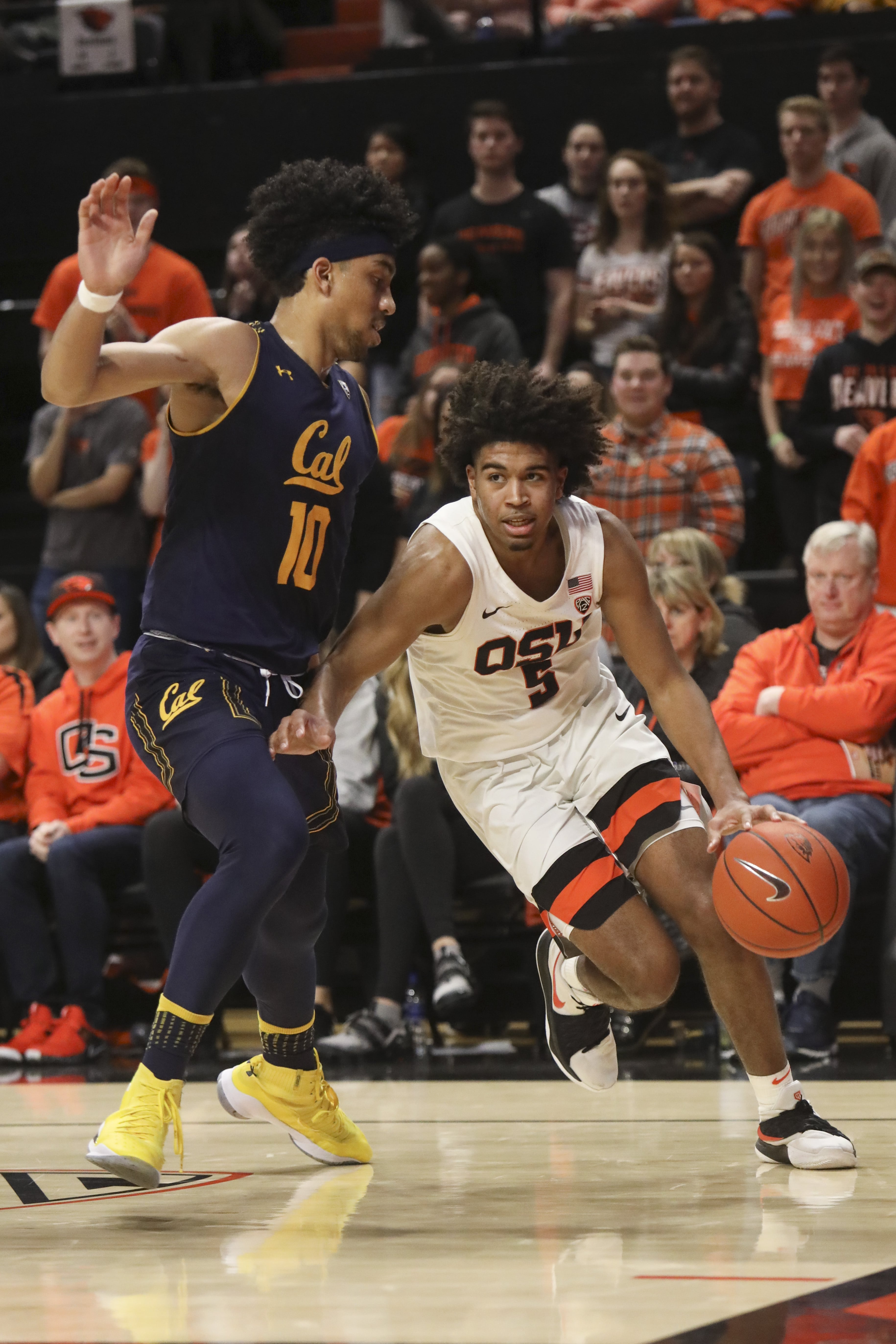 Oregon State's Ethan Thompson (5) skirts past California's Justice Sueing (10) during the second half of an NCAA college basketball game in Corvallis, Ore., Saturday, Feb. 9, 2019. Oregon State won, 79-71.
