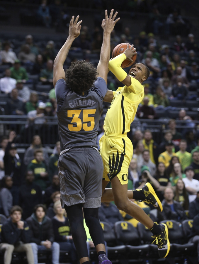 Oregon’s Louis King, right, shoots over Arizona State’s Taeshon Cherry during the second half of an NCAA college basketball game Thursday, Feb. 28, 2019, in Eugene, Ore.