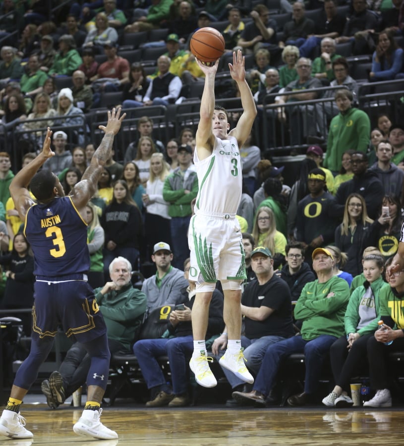 Oregon’s Payton Pritchard, right, shoots a 3-pointerover California’s Paris Austin, left, during the first half of an NCAA college basketball game Wednesday, Feb. 6, 2019, in Eugene, Ore.