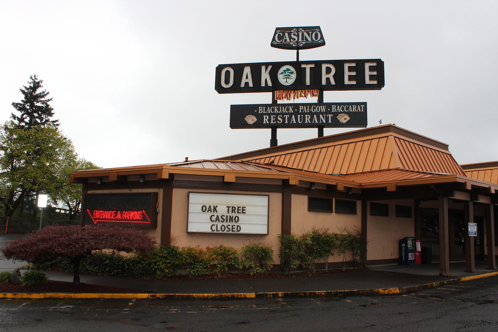 The Lucky 21 Casino, also known as the Oak Tree Casino, closed its doors permanently on Monday morning.