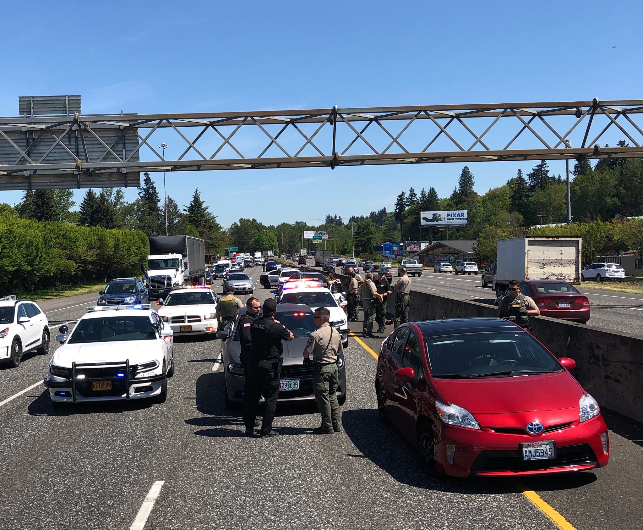 Clackamas County sheriff's deputies assisted Vancouver police who chased a robbery suspect in Portland on Wednesday afternoon. The man was apprehended near Highway 213.