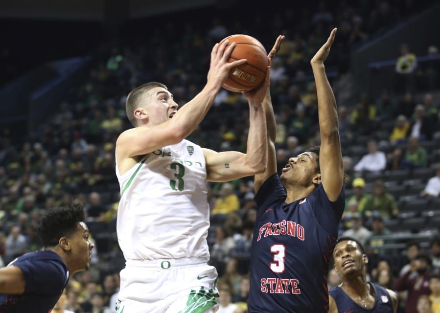 Oregon&#039;s Payton Pritchard, left, shots over Fresno State&#039;s Jarred Hyder during the first half of an NCAA college basketball game in Eugene, Ore., Tuesday, Nov. 5, 2019.