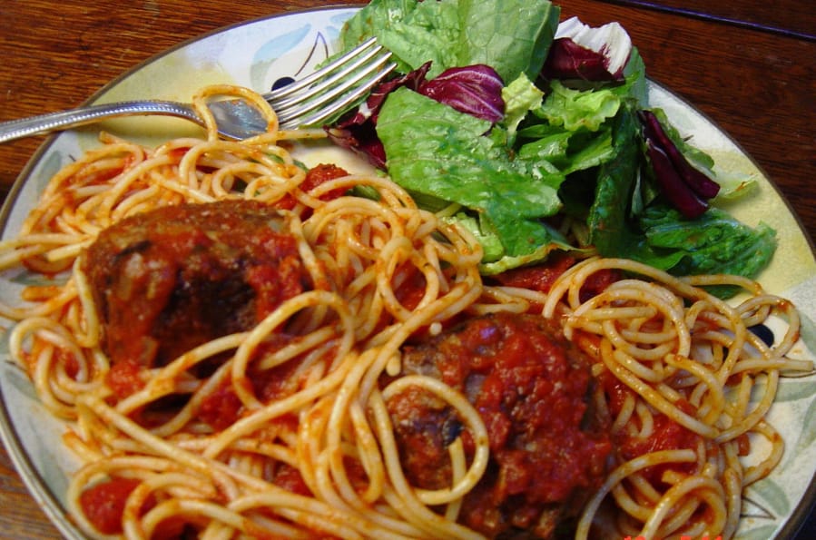 Spaghetti and meatballs (Linda Gassenheimer/TNS) (istock.com)