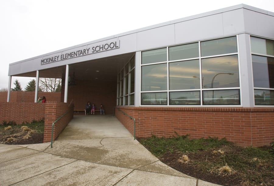 The Beaverton School District has agreed to settle a federal lawsuit filed by parents of a McKinley Elementary School kindergarten student who was served a peanut butter and jelly sandwich despite her allergies to nut and egg products.