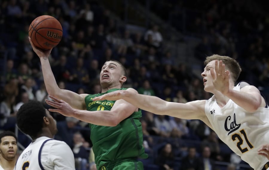 Oregon&#039;s Payton Pritchard, second from right, shoots past California&#039;s Lars Thiemann (21) in the second half of an NCAA college basketball game Thursday, Jan. 30, 2020, in Berkeley, Calif.