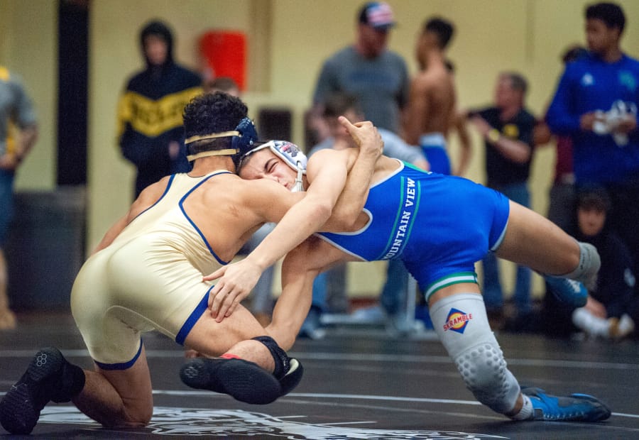 Mountain View&#039;s Noah Messman (132 pounds) tries to take down Kelso&#039;s Derick Soto in the 3A Sub-Regional Championship match on Saturday at Hudson&#039;s Bay High School.