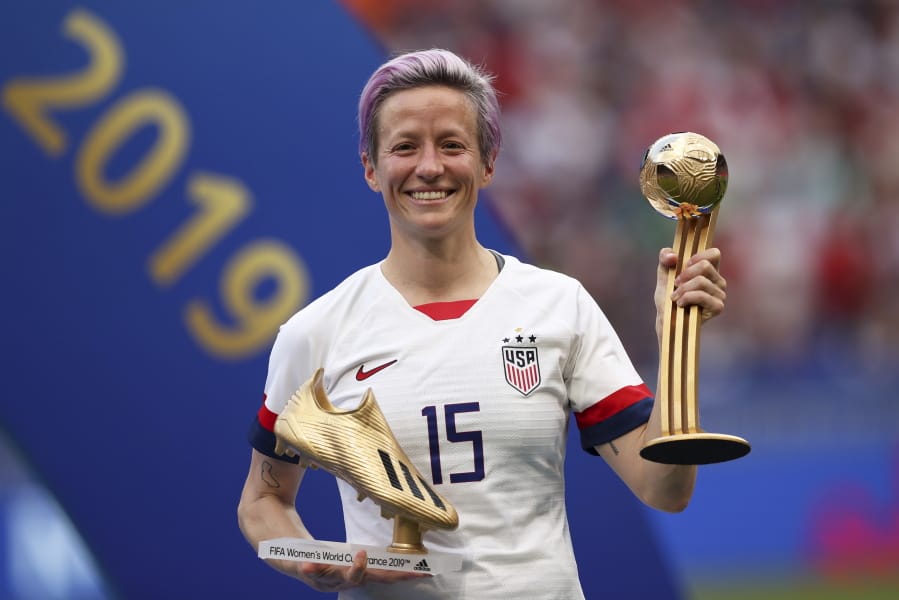 The U.S. men&#039;s national team urged the U.S. Soccer Federation to sharply increase pay of the American women and accused the governing body of making low-ball offers in negotiations with the men.