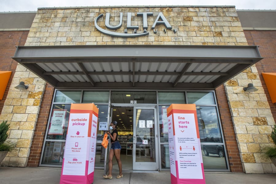 Un cliente sale de la tienda Ulta Beauty en The Shops at Park Lane en Dallas el 26 de mayo de 2020. Ulta Beauty es conocida por permitir que los clientes prueben productos de maquillaje abiertos, pero el gigante de la tienda ha reabierto en Texas con medidas de seguridad actualizadas para ayudar a prevenir la propagaciJPYn de COVID-19. (Lynda M.